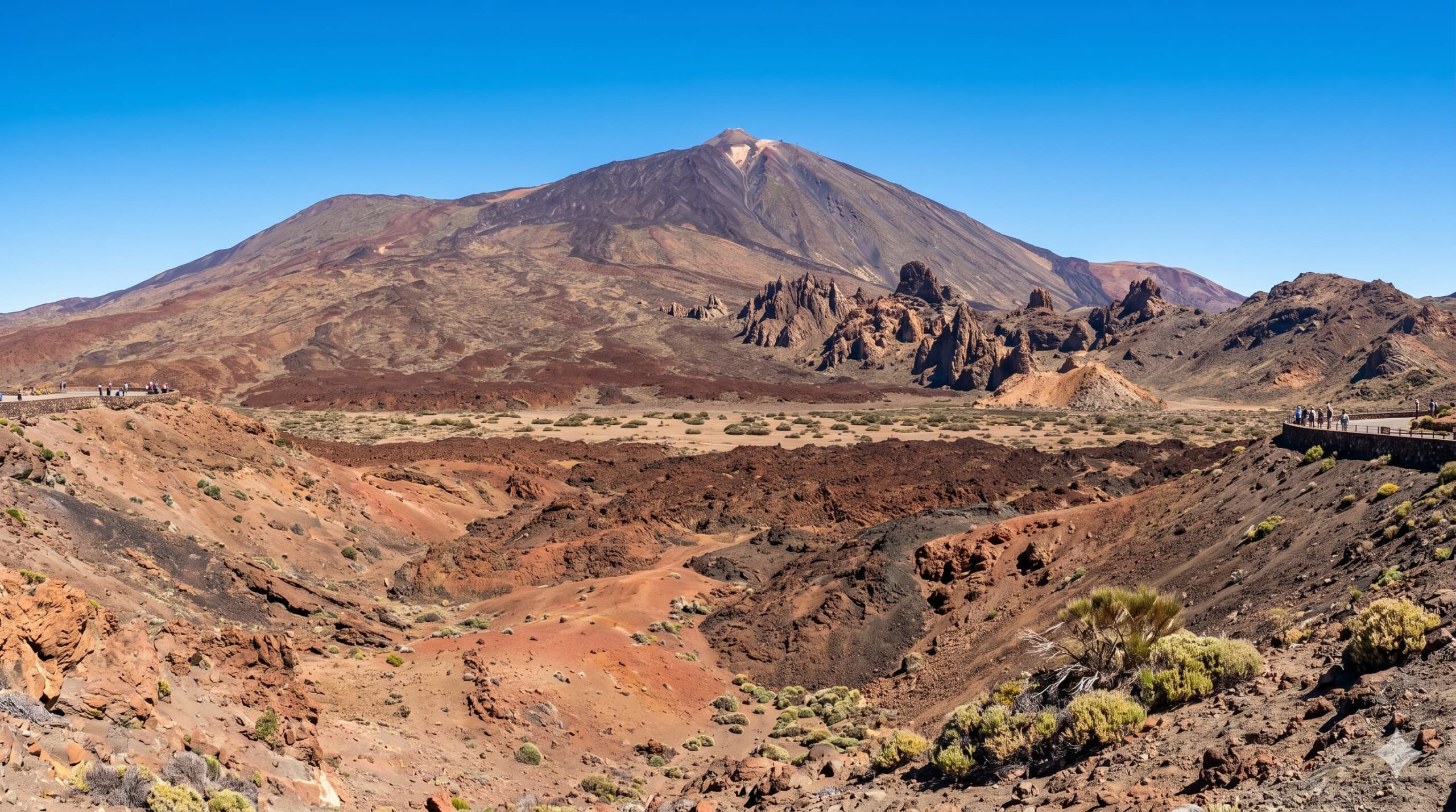 Spektakuläre Lavalandschaft des Teide Nationalparks auf Teneriffa unter blauem Himmel